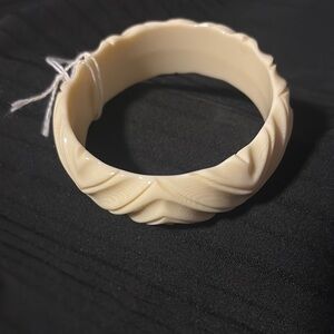 Vintage Cream Twisted Lucite Design Bracelet